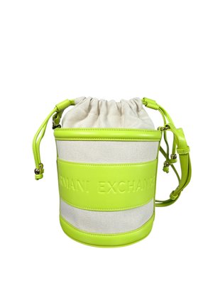 Runde Bucket-Bag aus beigem Stoff mit neongrünen Lederakzenten, verstellbarem Träger und "ARMANI EXCHANGE" Prägung auf dem Lederband.