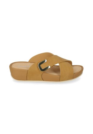 Sandalo slip-on color cuoio con tacco a zeppa, cinturini intrecciati e dettaglio fibbia in metallo su sfondo bianco.