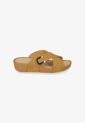 Sandalo slip-on color cuoio con tacco a zeppa, cinturini intrecciati e dettaglio fibbia in metallo su sfondo bianco.
