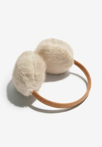 Kergelt beežid vale karusnahast kõrvamuffid, millel on pehme tekstuur, koos pruuni nahast peapaelaga. Ümar kuju kahe plüüsist kõrvakattega.