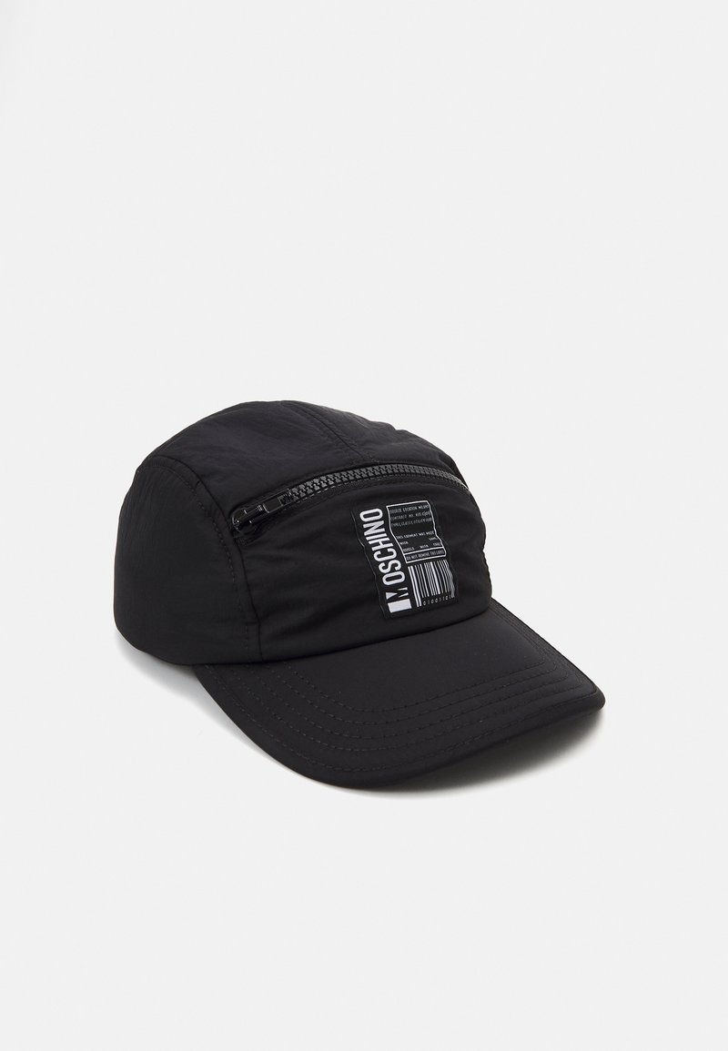 Casquette noire en tissu léger avec une poche zippée à l'avant et une étiquette rectangulaire au design de code-barres. La visière est plate.