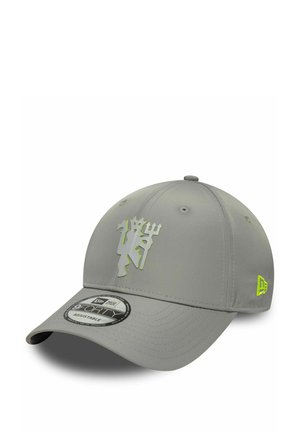 Casquette grise avec une visière incurvée, arborant un logo texturé en matériau réfléchissant. Système de réglage à l'arrière, fabric doux et lisse.