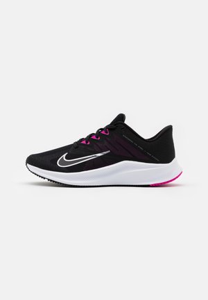 Czarny but do biegania z białą podeszwą, różowymi oczkami i białym logo Nike Swoosh, prezentowany na jednolitym jasnym tle.