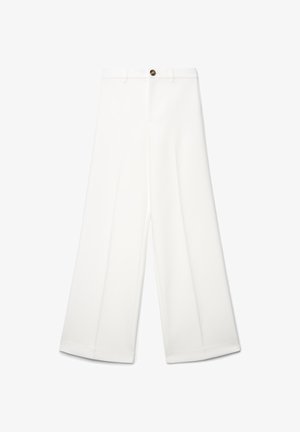Pantalon blanc à jambes larges avec une texture lisse, doté d'une fermeture à un bouton et de plis à l'avant pour un look soigné.