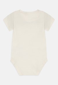 Body din bumbac cu mânecă scurtă, de culoare off-white, având un decolteu rotunjit și închidere cu capse în partea de jos pentru îmbrăcare ușoară. Textură simplă și netedă.
