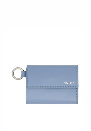 Portafoglio compatto in pelle azzurro chiaro con portachiavi argento e logo "NN.07" sulla patta frontale, bordi cuciti visibili.
