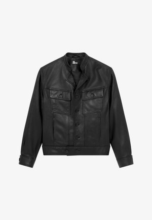 Zwarte leren jas met een slim fit, staande kraag, knopen aan de voorkant en twee borstzakken met kleppen. Soepele textuur, verkorte lengte.