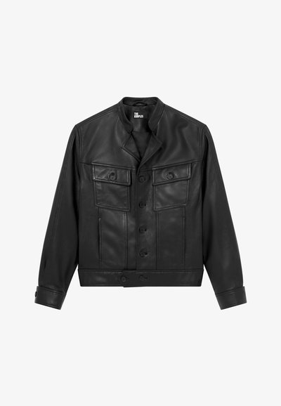 Chaqueta de cuero negra con un corte ajustado, cuello alzado, cierre de botones en la parte delantera y dos bolsillos en el pecho con solapas. Textura suave, longitud corta.