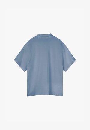 T-shirt bleu clair uni à manches courtes vu de dos avec un col rond, présenté sur fond blanc.