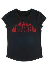 Sort kortærmet t-shirt med en rød skyline-grafik og ordet "MARVEL" i fed, slidte bogstaver. Fremstillet af blødt, åndbart stof.