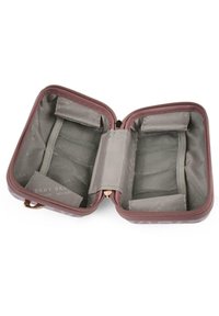 Estuche rosa con cremallera, con compartimentos de malla y un forro de tela, que presenta un divisor central y un patrón de logo minimalista en el interior.