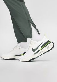 Nike Performance PANT - Trainingsbroek - vintage green black