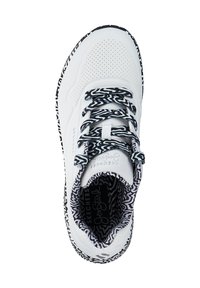 Chaussure de sport blanche avec un dessus perforé, des lacets et un doublure intérieure à motif zigzag noir et blanc, et une semelle texturée.