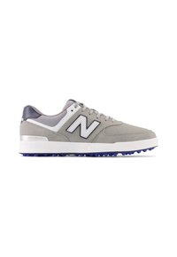 Sneakers in suede grigio con un design bianco e blu navy, caratterizzati da un logo "N" prominente, una suola imbottita e tacchetti in gomma blu per una migliore trazione.