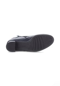 Donkerblauwe leren schoen met een lage hak, rubberen zool met een gegroefd patroon, en een ritssluiting aan de zijkant voor gemakkelijke toegang.