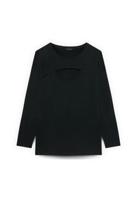 Černý top s dlouhým rukávem a kulatým výstřihem, s zakřiveným výřezem a kovovými hřebíčky podél okraje pro ozdobení. Hladká textura.