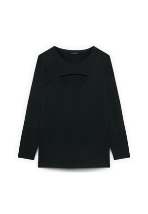 Zwarte top met lange mouwen en een ronde halslijn, met een gebogen uitsnede en metalen studs langs de rand voor detail. Smooth textuur.