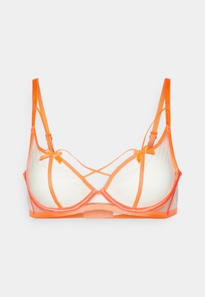 Sostenedor de tela crema con acentos naranjas; copas de malla transparente, forma de triángulo, tirantes en forma de cruz y pequeños lazos en los bordes de las copas.