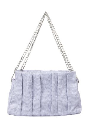 Lys lilla plisseret håndtaske lavet af tekstureret stof, med en sølv kædedyse og en mønstret overflade med en subtil glans.