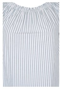 Tissu à rayures verticales bleues et blanches avec encolure élastiquée froncée.