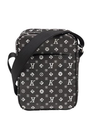 Borsa a spalla nera con motivo a logo bianco, forma rettangolare, materiale in tessuto, con tracolla regolabile e chiusura con zip.