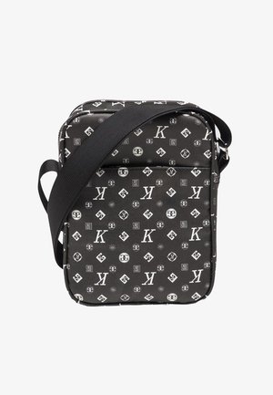 Bolso de hombro negro con un patrón de logo en blanco, forma rectangular, material de tela, con una correa ajustable y cierre con cremallera.