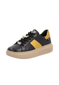 Baskets en cuir noir avec une bande dorée, des lacets noirs et un détail décoratif en forme d'insecte doré. Semelle épaisse beige pour ajouter de la hauteur.