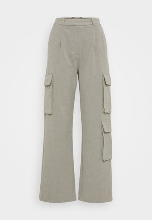 Lichtgrijze cargo-broek met wijde pijpen, gemaakt van textuurstof. Deze broek heeft twee zijzakken en twee flapcargo-zakken op de bovenbenen.