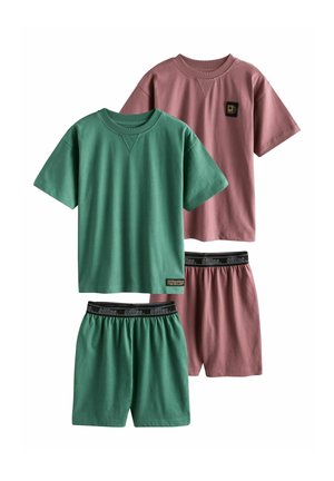 To afslappede sæt med korte ærmer og rund hals, samt shorts med elastisk talje; det ene sæt er grønt, det andet støvet rosa, begge med sorte linningetiketter.