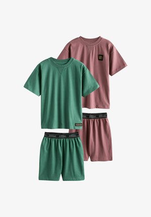 Dva ležerna kompleta s kratkim rukavima i elastičnim kratkim hlačama s okruglim izrezom; jedan komplet zelene boje, drugi u boji prljavo ružičaste, oba s crnim etiketama na pojasu.