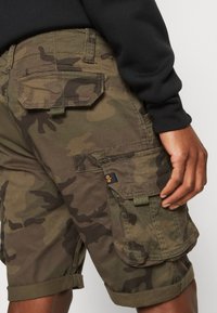 Alpha Industries CREW CAMO - Rövidnadrágok - dark olive