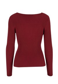 Žebrovaný, vínový svetr s dlouhým rukávem a širokým výstřihem. Přiléhavý střih zvýrazňuje pas a po celém svršku ukazuje vertikální strukturu.