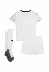 Vit kortärmad T-shirt med mönstrade ärmar, kombinerad med vita shorts och ankelsockor med grå detaljer och en logotyp.