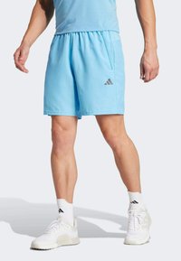 Svijetloplave atletske kratke hlače s elastičnom gumom u struku, bočnom zatvaračem i malim crnim Adidas logotipom na lijevoj nozi.