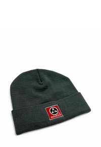 Halli kudumismüts, millel on voltitud serv ja punase ruudukujuline plaastriga logoga. Pehme tekstuur, ümar tipp, lihtne ja funktsionaalne disain.