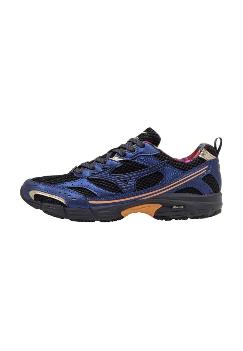 Chaussure de course en mesh noir et bleu avec des accents orange, des panneaux texturés, une semelle en caoutchouc épaisse et une doublure intérieure à motifs.