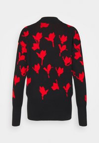 Schwarzer Pullover mit lebhaftem rotem Blumenmuster. Strickstruktur, Rundhalsausschnitt und gerippter Saum. Lange Ärmel mit lockerem Schnitt.