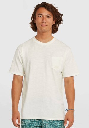 Krótki rękaw T-shirt w kolorze jasnokremowym z teksturowanej tkaniny i kieszonką na lewej piersi. Posiada subtelne logo w okolicy kieszonki.