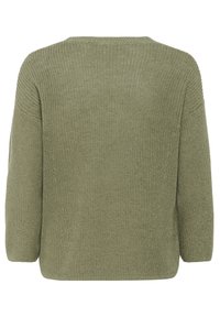Oliwkowy sweter robiony na drutach w luźnym kroju, okrągłym dekolcie i rękawach o długości trzech czwartych. Teksturowana tkanina bez wzorów lub zdobień.