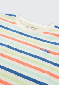 Gestreiftes T-Shirt mit horizontalen Linien in Hellblau, Blassgrün, Koralle und Weiß. Verfügt über eine kleine blaue Hai-Stickerei auf der Brust.