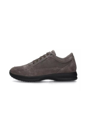 Sneaker in suede grigia con punta arrotondata, design con lacci, suola in gomma nera e dettagli cuciti lungo i lati.