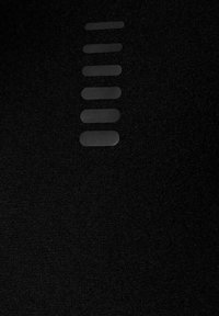 Schwarzer Stoff mit glatter Textur, der eine vertikale Anordnung von sechs mattschwarzen länglichen ovalen Formen zeigt.