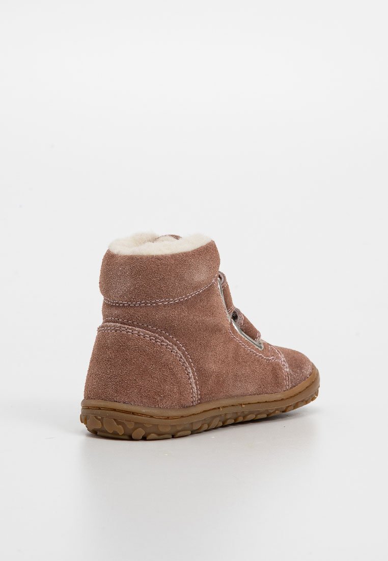 Botte en suède marron pour tout-petits avec doublure en fausse fourrure blanche, semelle en caoutchouc et lacets sur le côté, inclinée pour montrer l'arrière et le côté extérieur sur fond blanc.