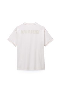 Λευκό t-shirt με κοντά μανίκια και στρογγυλή λαιμόκοψη. Η λέξη «NAPAPIURI» είναι κεντημένη στην πλάτη με ανάγλυφη, υφή.