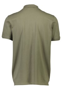 Oliven grøn polo-skjorte, korte ærmer, bomuldsmateriale, klassisk krave, glat tekstur og en lige kant med ingen synlige logoer eller designs.