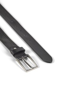 Schwarzer Ledergürtel mit glatter Oberfläche, ausgestattet mit einer silbernen Metallschnalle und mehreren verstellbaren Löchern entlang des Riemens.