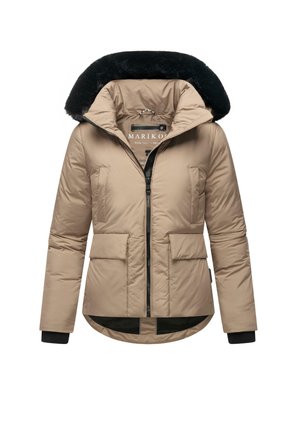 Chaqueta de plumas color beige con capucha forrada de piel sintética, cierre de cremallera, dos bolsillos frontales y puños de punto. Textura suave y diseño ligeramente entallado.