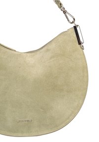 Borsa a spalla in suede verde con forma curva, accessori in metallo argentato e chiusura a zip. Presenta un logo inciso in modo discreto sul davanti.