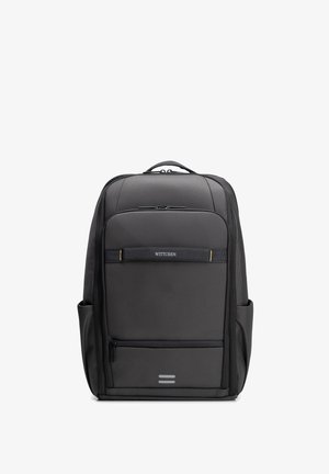 Mochila negra de Wittchen con múltiples compartimentos con cremallera, bolsillos laterales y una asa superior sobre un fondo blanco.