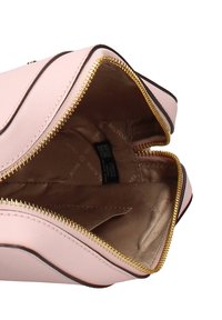 Borsa rosa con cerniera, esterno texturizzato, cerniera dorata e rifinitura marrone. Interno foderato con tessuto marrone chiaro e logo del marchio.